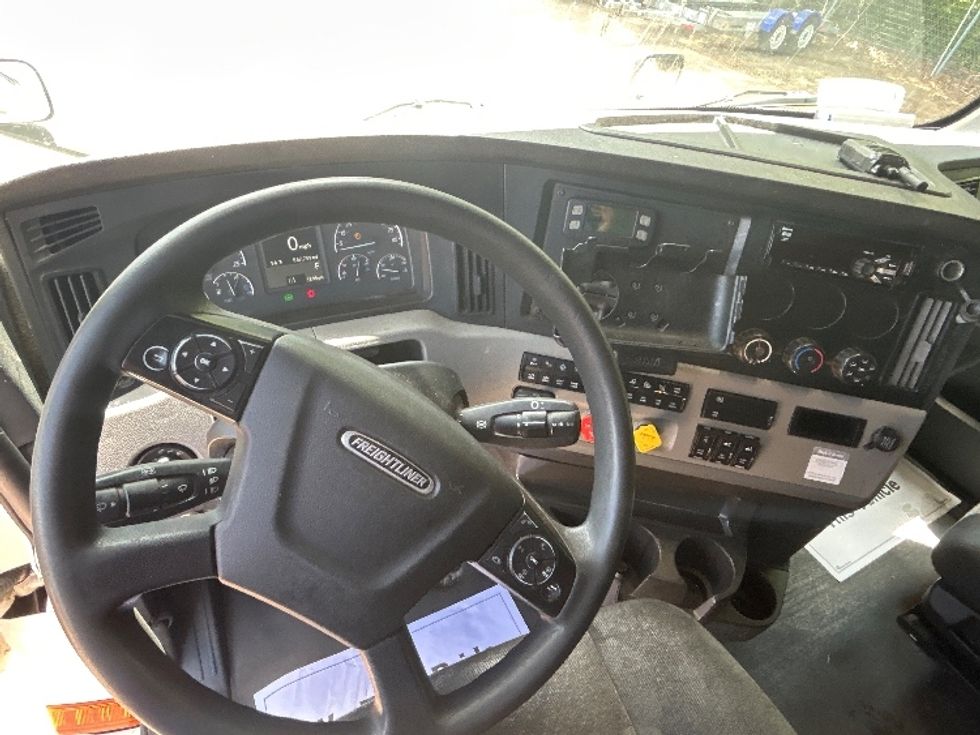 Sleeper Tractor-Heavy Duty Tractors-Freightliner-2020-T12664ST-Jackson-MS-567,760\n\t\tmiles-$ 59,500 - Image 11