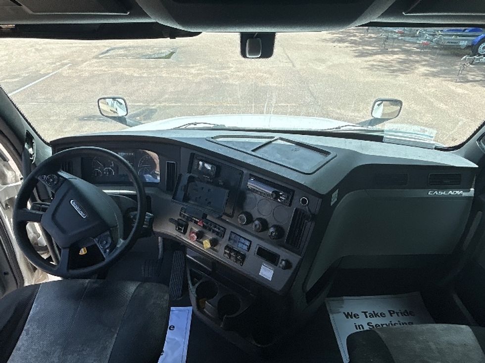 Sleeper Tractor-Heavy Duty Tractors-Freightliner-2020-T12664ST-Jackson-MS-567,760\n\t\tmiles-$ 59,500 - Image 12