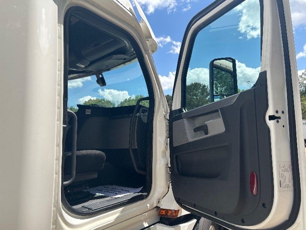 Sleeper Tractor-Heavy Duty Tractors-Freightliner-2020-T12664ST-Jackson-MS-567,760\n\t\tmiles-$ 59,500 - Image 13