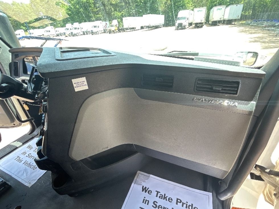 Sleeper Tractor-Heavy Duty Tractors-Freightliner-2020-T12664ST-Jackson-MS-567,760\n\t\tmiles-$ 59,500 - Image 14