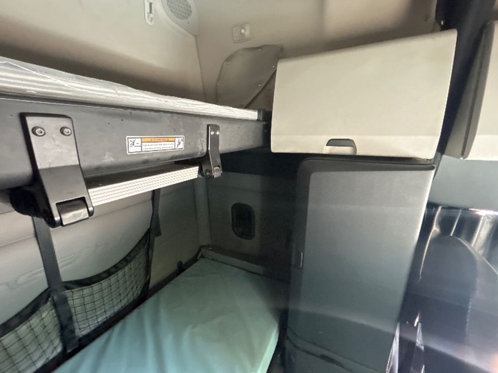 Sleeper Tractor-Heavy Duty Tractors-Freightliner-2020-T12664ST-Jackson-MS-567,760\n\t\tmiles-$ 59,500 - Image 18