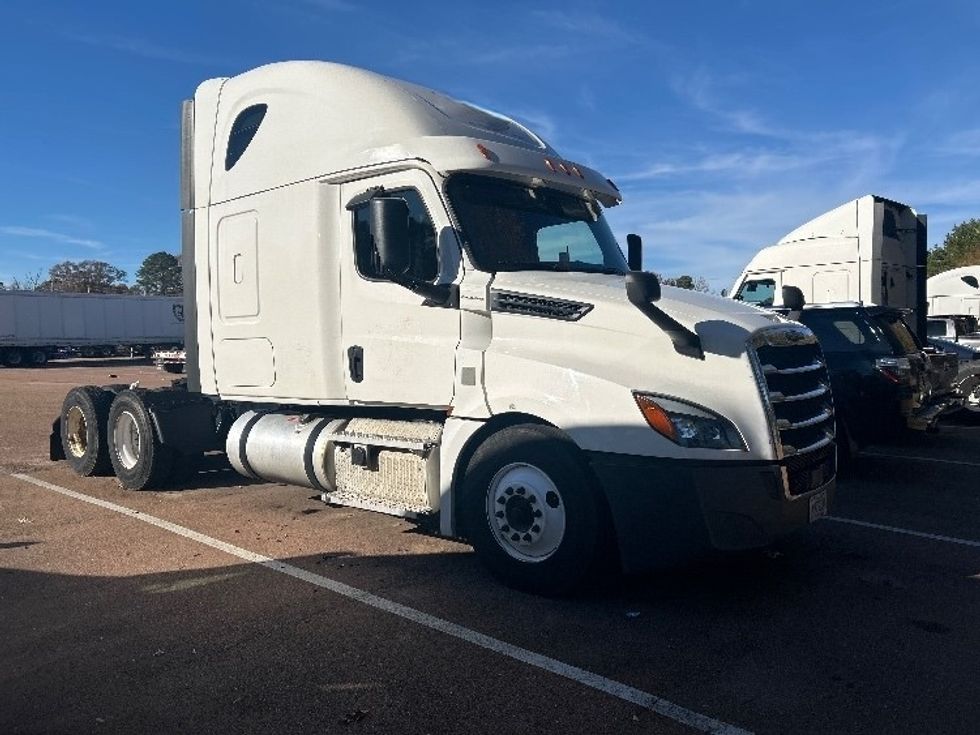 Sleeper Tractor-Heavy Duty Tractors-Freightliner-2020-T12664ST-Jackson-MS-568,332\n\t\tmiles-$ 13,000 - Image 1