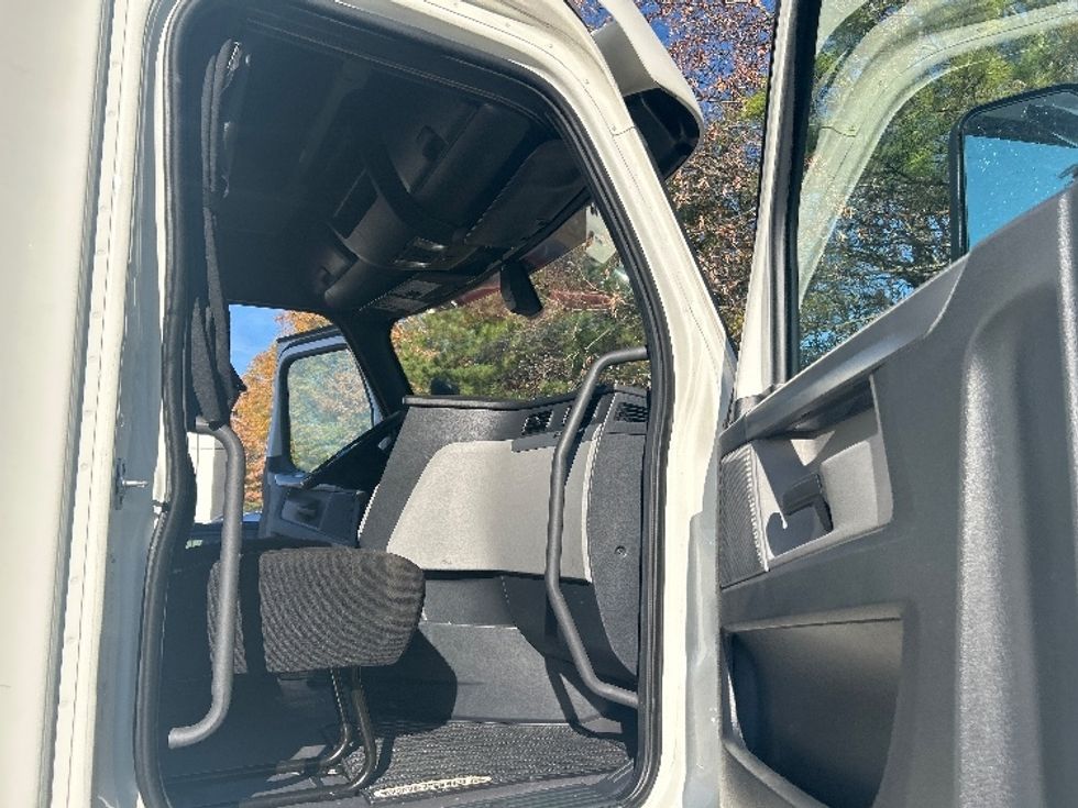 Sleeper Tractor-Heavy Duty Tractors-Freightliner-2020-T12664ST-Jackson-MS-568,332\n\t\tmiles-$ 13,000 - Image 12