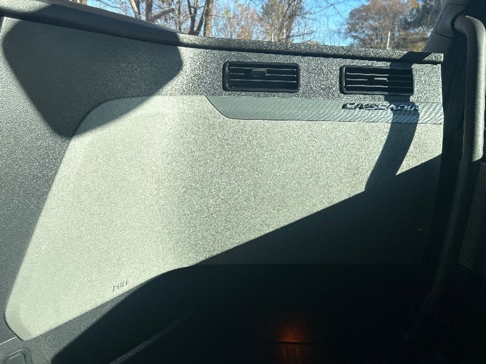 Sleeper Tractor-Heavy Duty Tractors-Freightliner-2020-T12664ST-Jackson-MS-568,332\n\t\tmiles-$ 13,000 - Image 13