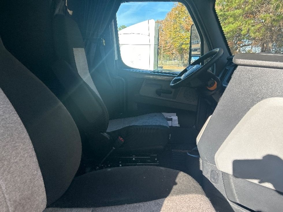 Sleeper Tractor-Heavy Duty Tractors-Freightliner-2020-T12664ST-Jackson-MS-568,332\n\t\tmiles-$ 13,000 - Image 14