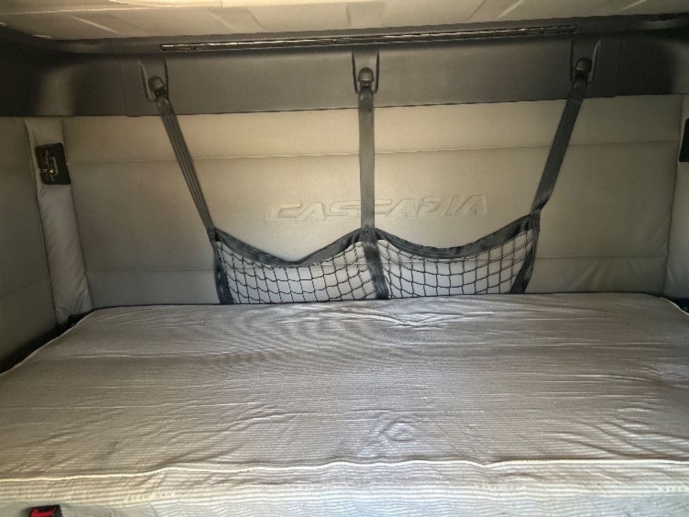 Sleeper Tractor-Heavy Duty Tractors-Freightliner-2020-T12664ST-Jackson-MS-568,332\n\t\tmiles-$ 13,000 - Image 15