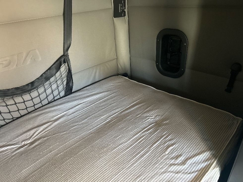 Sleeper Tractor-Heavy Duty Tractors-Freightliner-2020-T12664ST-Jackson-MS-568,332\n\t\tmiles-$ 13,000 - Image 16