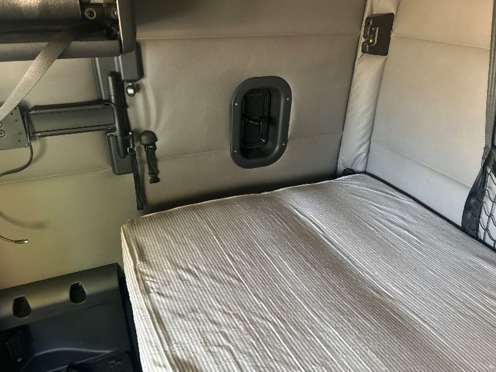 Sleeper Tractor-Heavy Duty Tractors-Freightliner-2020-T12664ST-Jackson-MS-568,332\n\t\tmiles-$ 13,000 - Image 17