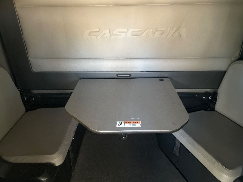 Sleeper Tractor-Heavy Duty Tractors-Freightliner-2020-T12664ST-Jackson-MS-568,332\n\t\tmiles-$ 13,000 - Image 19