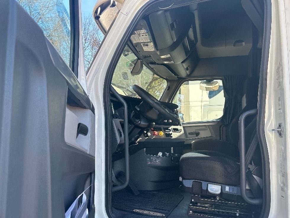 Sleeper Tractor-Heavy Duty Tractors-Freightliner-2020-T12664ST-Jackson-MS-568,332\n\t\tmiles-$ 13,000 - Image 8