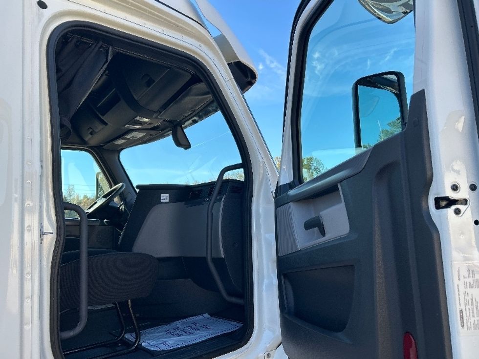 Sleeper Tractor-Heavy Duty Tractors-Freightliner-2020-T12664ST-Jackson-MS-583,552\n\t\tmiles-$ 57,000 - Image 13