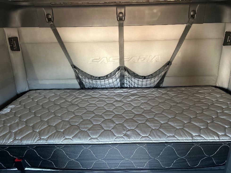 Sleeper Tractor-Heavy Duty Tractors-Freightliner-2020-T12664ST-Jackson-MS-583,552\n\t\tmiles-$ 57,000 - Image 22