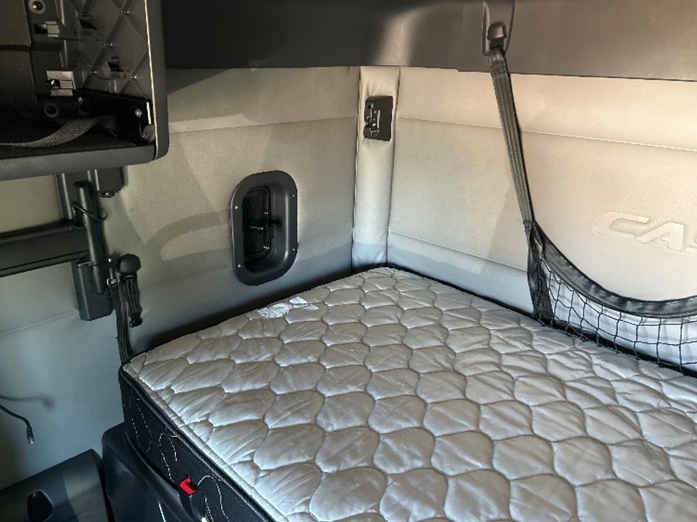 Sleeper Tractor-Heavy Duty Tractors-Freightliner-2020-T12664ST-Jackson-MS-583,552\n\t\tmiles-$ 57,000 - Image 24