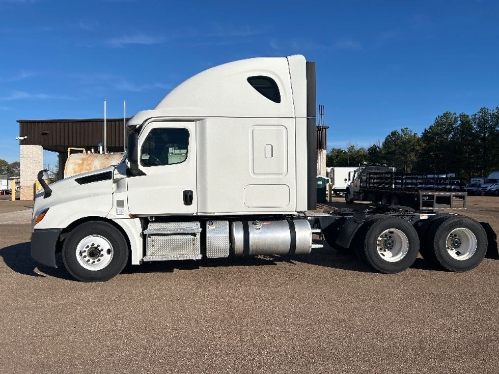 Sleeper Tractor-Heavy Duty Tractors-Freightliner-2020-T12664ST-Jackson-MS-583,552\n\t\tmiles-$ 57,000 - Image 4