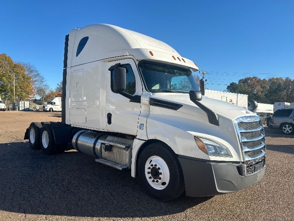 Sleeper Tractor-Heavy Duty Tractors-Freightliner-2020-T12664ST-Jackson-MS-600,003\n\t\tmiles-$ 55,750 - Image 1