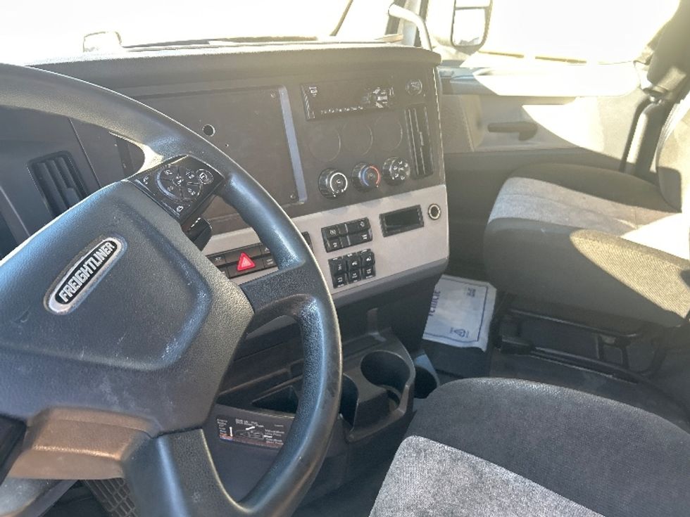 Sleeper Tractor-Heavy Duty Tractors-Freightliner-2020-T12664ST-Jackson-MS-600,003\n\t\tmiles-$ 55,750 - Image 10