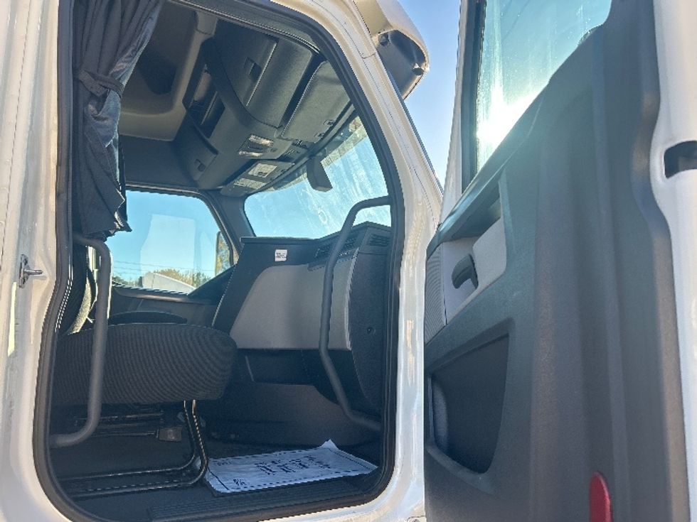 Sleeper Tractor-Heavy Duty Tractors-Freightliner-2020-T12664ST-Jackson-MS-600,003\n\t\tmiles-$ 55,750 - Image 13