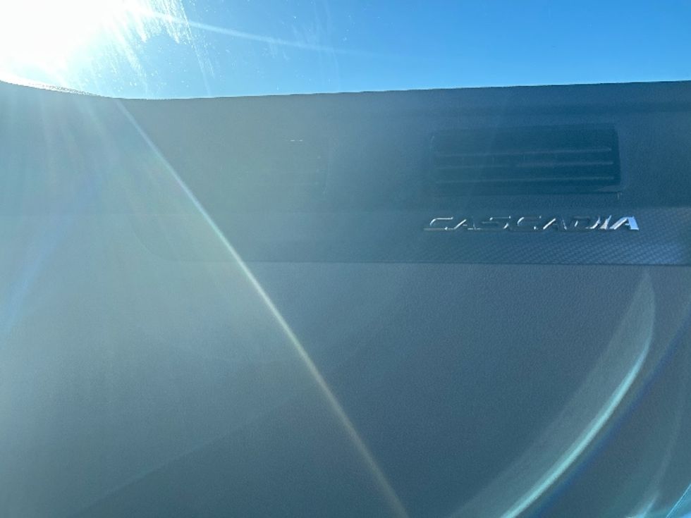 Sleeper Tractor-Heavy Duty Tractors-Freightliner-2020-T12664ST-Jackson-MS-600,003\n\t\tmiles-$ 55,750 - Image 14