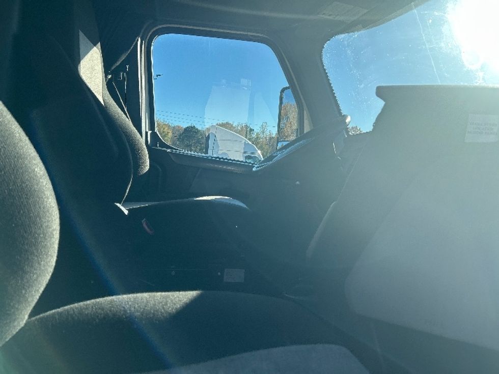 Sleeper Tractor-Heavy Duty Tractors-Freightliner-2020-T12664ST-Jackson-MS-600,003\n\t\tmiles-$ 55,750 - Image 15