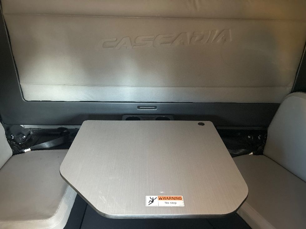 Sleeper Tractor-Heavy Duty Tractors-Freightliner-2020-T12664ST-Jackson-MS-600,003\n\t\tmiles-$ 55,750 - Image 16