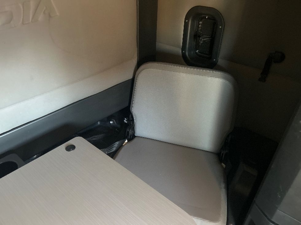 Sleeper Tractor-Heavy Duty Tractors-Freightliner-2020-T12664ST-Jackson-MS-600,003\n\t\tmiles-$ 55,750 - Image 17