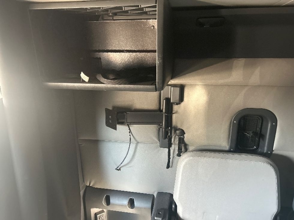 Sleeper Tractor-Heavy Duty Tractors-Freightliner-2020-T12664ST-Jackson-MS-600,003\n\t\tmiles-$ 55,750 - Image 19