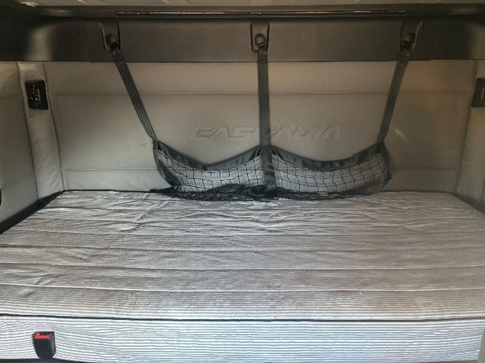 Sleeper Tractor-Heavy Duty Tractors-Freightliner-2020-T12664ST-Jackson-MS-600,003\n\t\tmiles-$ 55,750 - Image 22