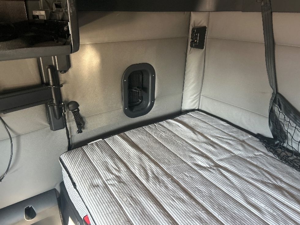 Sleeper Tractor-Heavy Duty Tractors-Freightliner-2020-T12664ST-Jackson-MS-600,003\n\t\tmiles-$ 55,750 - Image 24