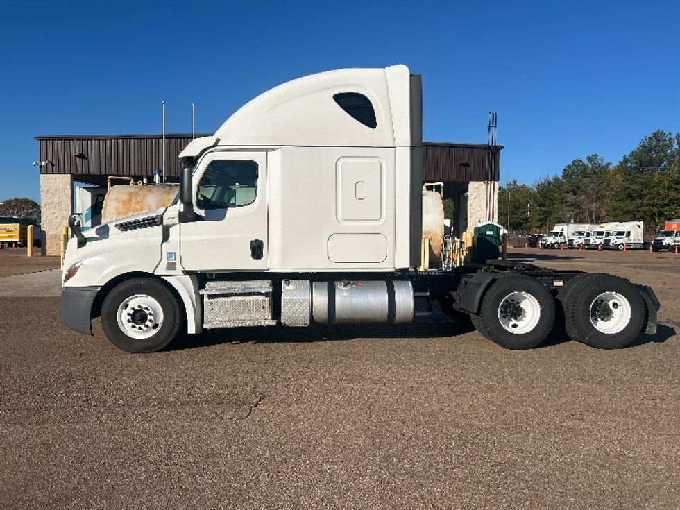 Sleeper Tractor-Heavy Duty Tractors-Freightliner-2020-T12664ST-Jackson-MS-600,003\n\t\tmiles-$ 55,750 - Image 4