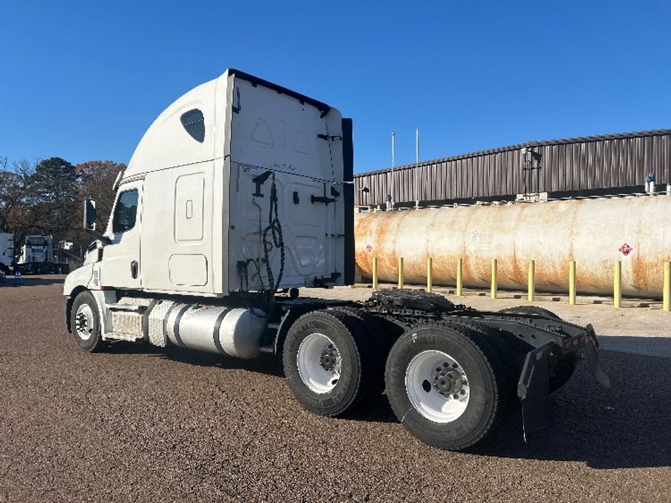 Sleeper Tractor-Heavy Duty Tractors-Freightliner-2020-T12664ST-Jackson-MS-600,003\n\t\tmiles-$ 55,750 - Image 5