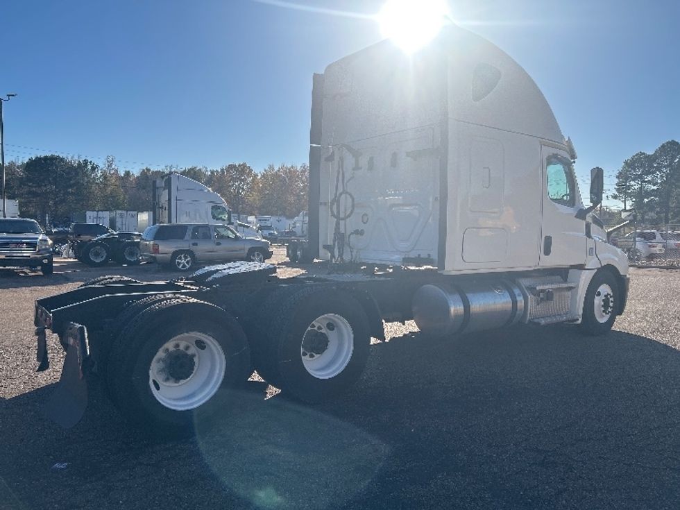 Sleeper Tractor-Heavy Duty Tractors-Freightliner-2020-T12664ST-Jackson-MS-600,003\n\t\tmiles-$ 55,750 - Image 7