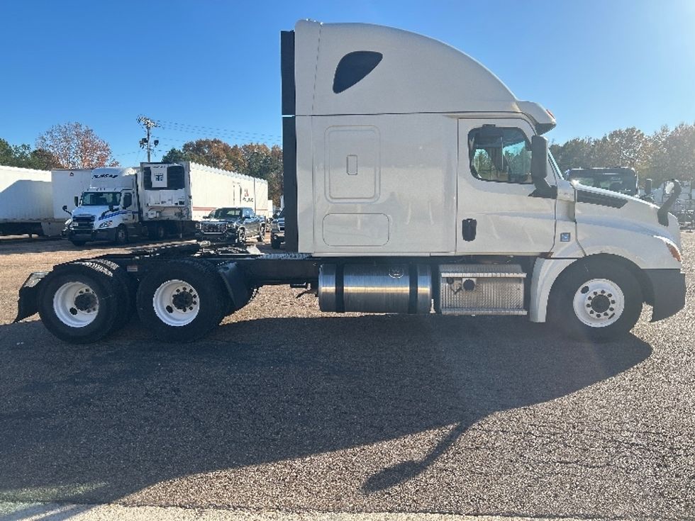 Sleeper Tractor-Heavy Duty Tractors-Freightliner-2020-T12664ST-Jackson-MS-600,003\n\t\tmiles-$ 55,750 - Image 8