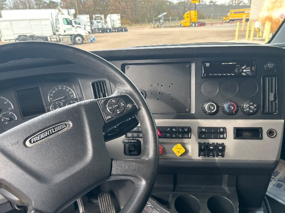 Sleeper Tractor-Heavy Duty Tractors-Freightliner-2020-T12664ST-Jackson-MS-604,999\n\t\tmiles-$ 53,750 - Image 11