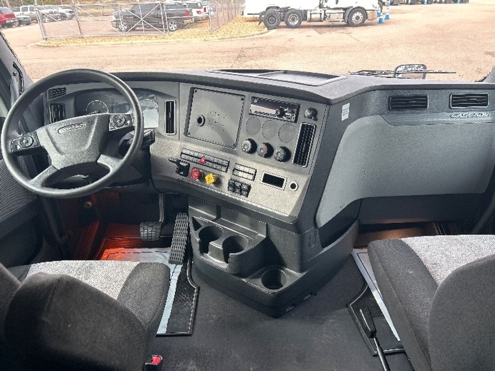 Sleeper Tractor-Heavy Duty Tractors-Freightliner-2020-T12664ST-Jackson-MS-604,999\n\t\tmiles-$ 53,750 - Image 12