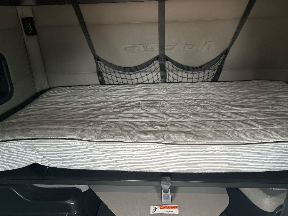 Sleeper Tractor-Heavy Duty Tractors-Freightliner-2020-T12664ST-Jackson-MS-604,999\n\t\tmiles-$ 53,750 - Image 16