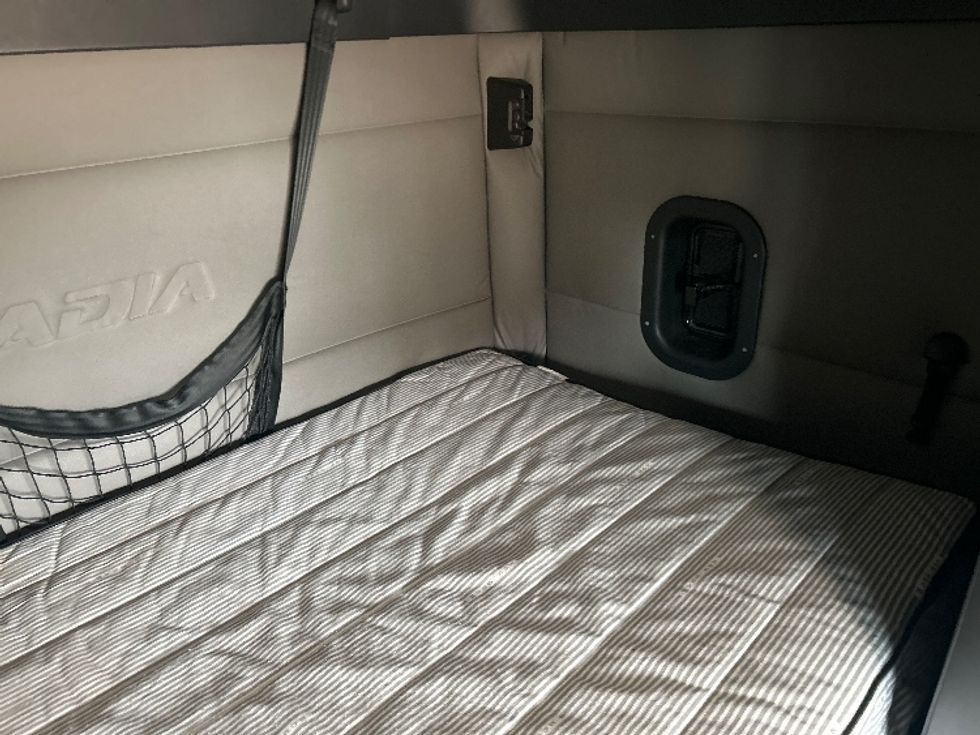 Sleeper Tractor-Heavy Duty Tractors-Freightliner-2020-T12664ST-Jackson-MS-604,999\n\t\tmiles-$ 53,750 - Image 17