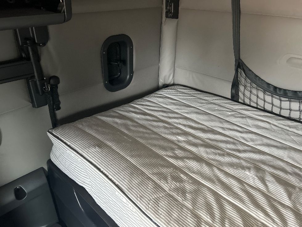 Sleeper Tractor-Heavy Duty Tractors-Freightliner-2020-T12664ST-Jackson-MS-604,999\n\t\tmiles-$ 53,750 - Image 18