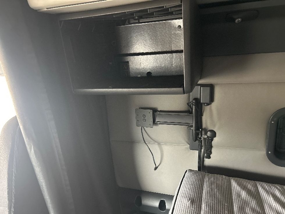 Sleeper Tractor-Heavy Duty Tractors-Freightliner-2020-T12664ST-Jackson-MS-604,999\n\t\tmiles-$ 53,750 - Image 19