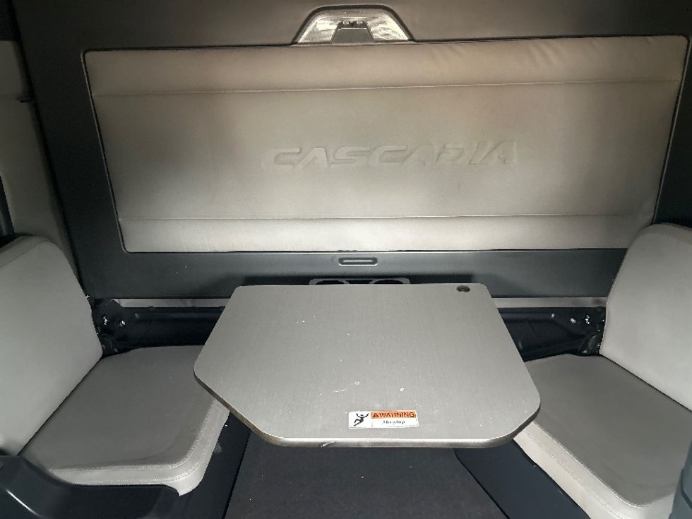 Sleeper Tractor-Heavy Duty Tractors-Freightliner-2020-T12664ST-Jackson-MS-604,999\n\t\tmiles-$ 53,750 - Image 22