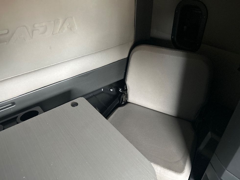 Sleeper Tractor-Heavy Duty Tractors-Freightliner-2020-T12664ST-Jackson-MS-604,999\n\t\tmiles-$ 53,750 - Image 23