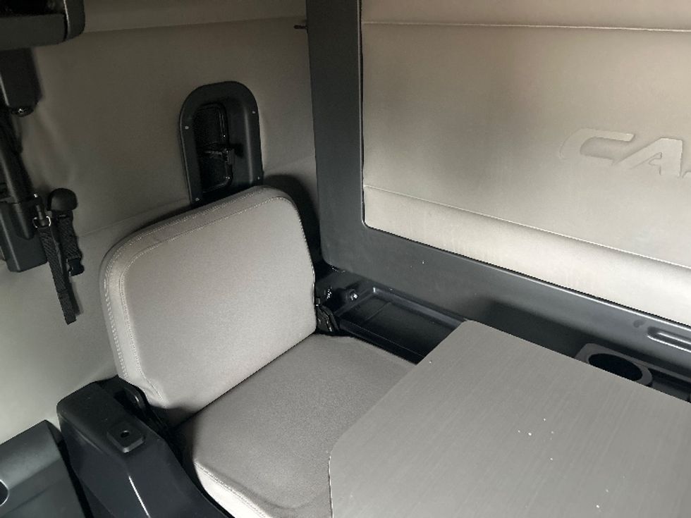 Sleeper Tractor-Heavy Duty Tractors-Freightliner-2020-T12664ST-Jackson-MS-604,999\n\t\tmiles-$ 53,750 - Image 24