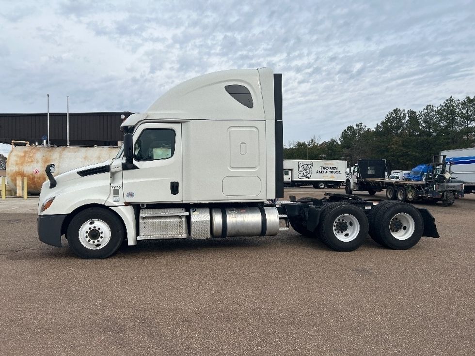 Sleeper Tractor-Heavy Duty Tractors-Freightliner-2020-T12664ST-Jackson-MS-604,999\n\t\tmiles-$ 53,750 - Image 4