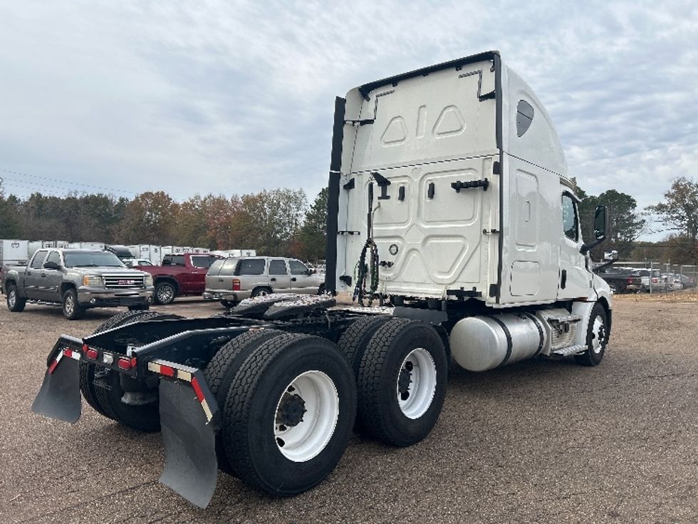 Sleeper Tractor-Heavy Duty Tractors-Freightliner-2020-T12664ST-Jackson-MS-604,999\n\t\tmiles-$ 53,750 - Image 7