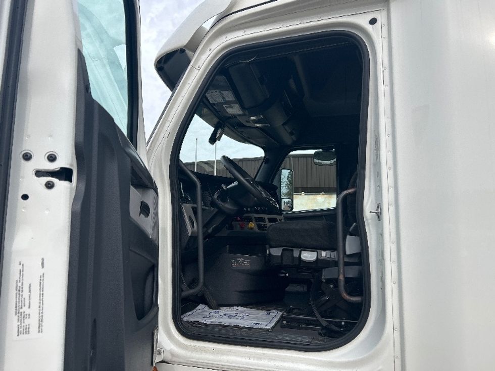 Sleeper Tractor-Heavy Duty Tractors-Freightliner-2020-T12664ST-Jackson-MS-604,999\n\t\tmiles-$ 53,750 - Image 9