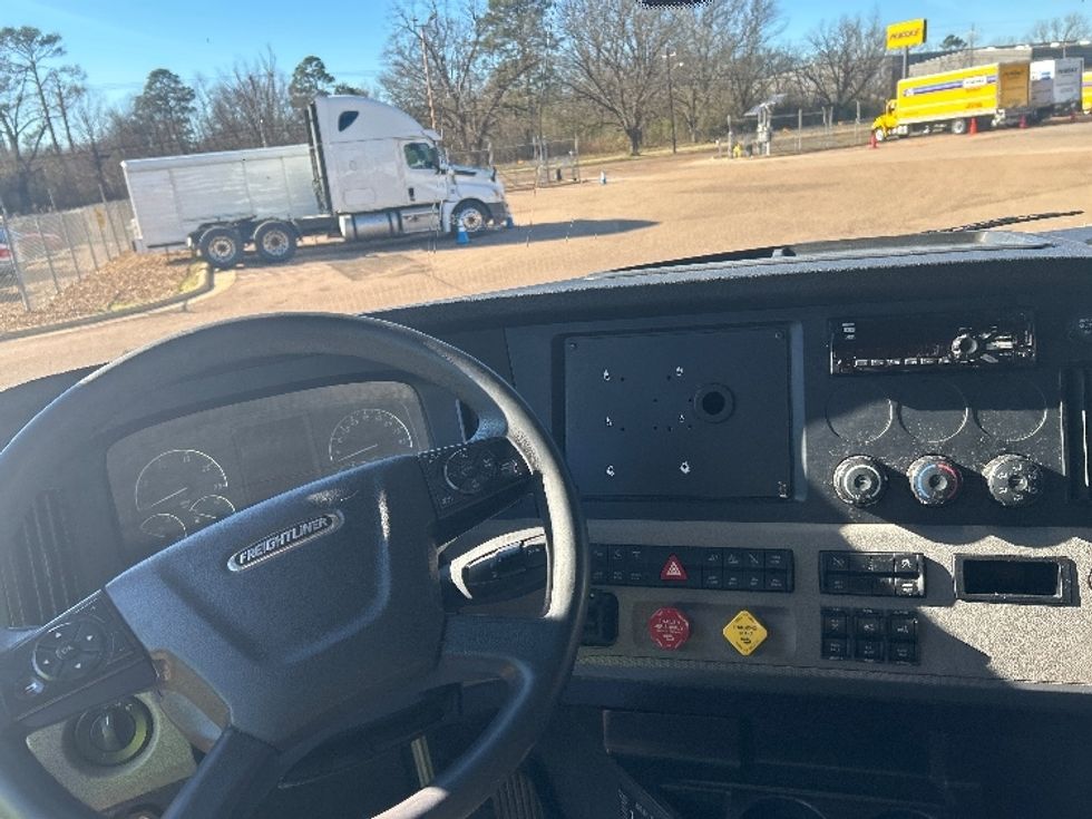 Sleeper Tractor-Heavy Duty Tractors-Freightliner-2020-T12664ST-Jackson-MS-610,316\n\t\tmiles-$ 53,250 - Image 11