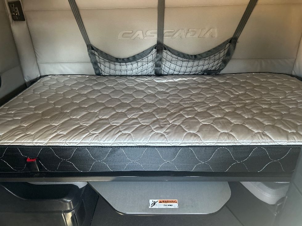 Sleeper Tractor-Heavy Duty Tractors-Freightliner-2020-T12664ST-Jackson-MS-610,316\n\t\tmiles-$ 53,250 - Image 16