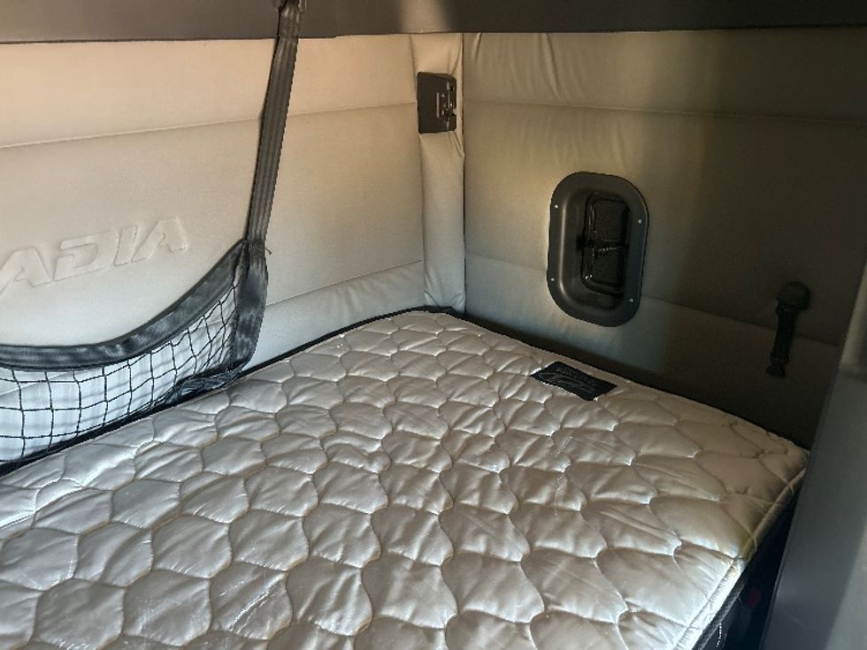 Sleeper Tractor-Heavy Duty Tractors-Freightliner-2020-T12664ST-Jackson-MS-610,316\n\t\tmiles-$ 53,250 - Image 17