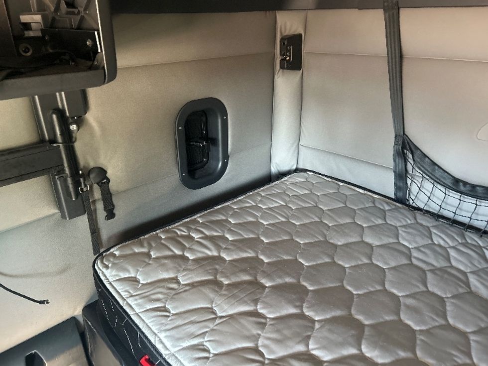 Sleeper Tractor-Heavy Duty Tractors-Freightliner-2020-T12664ST-Jackson-MS-610,316\n\t\tmiles-$ 53,250 - Image 18