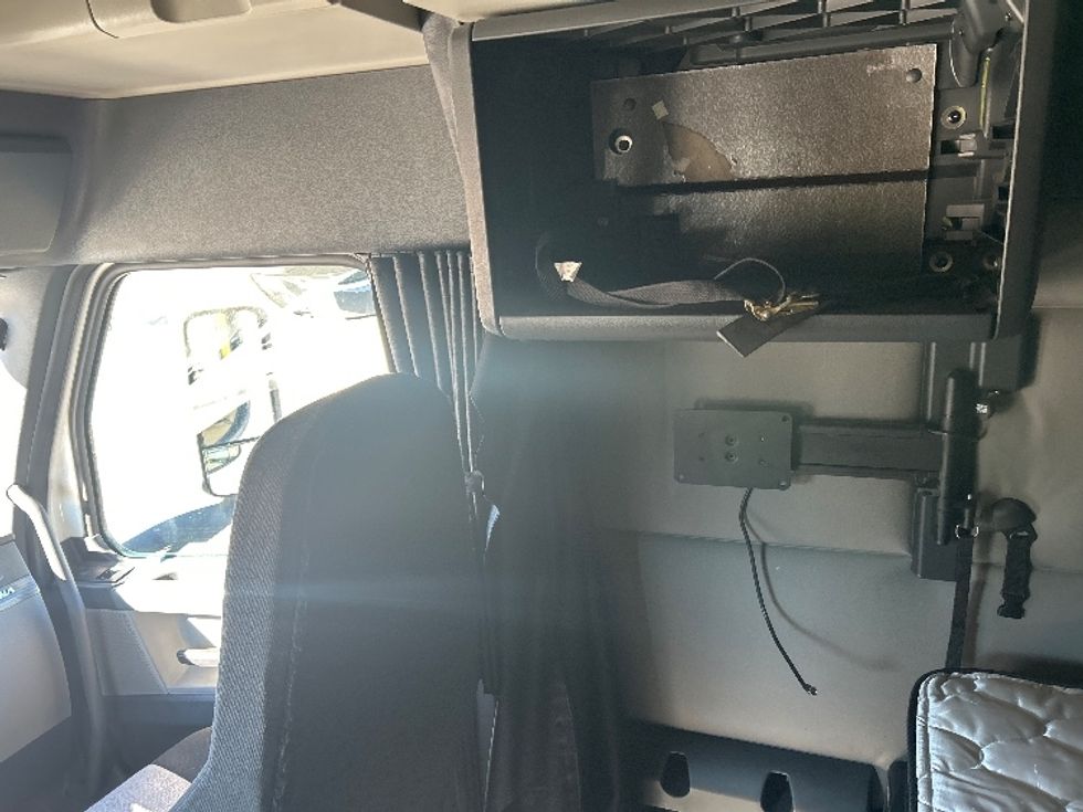 Sleeper Tractor-Heavy Duty Tractors-Freightliner-2020-T12664ST-Jackson-MS-610,316\n\t\tmiles-$ 53,250 - Image 19