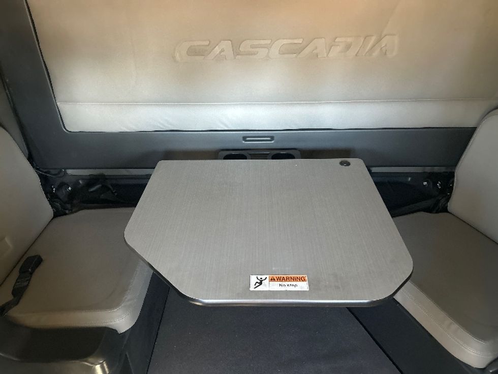 Sleeper Tractor-Heavy Duty Tractors-Freightliner-2020-T12664ST-Jackson-MS-610,316\n\t\tmiles-$ 53,250 - Image 22